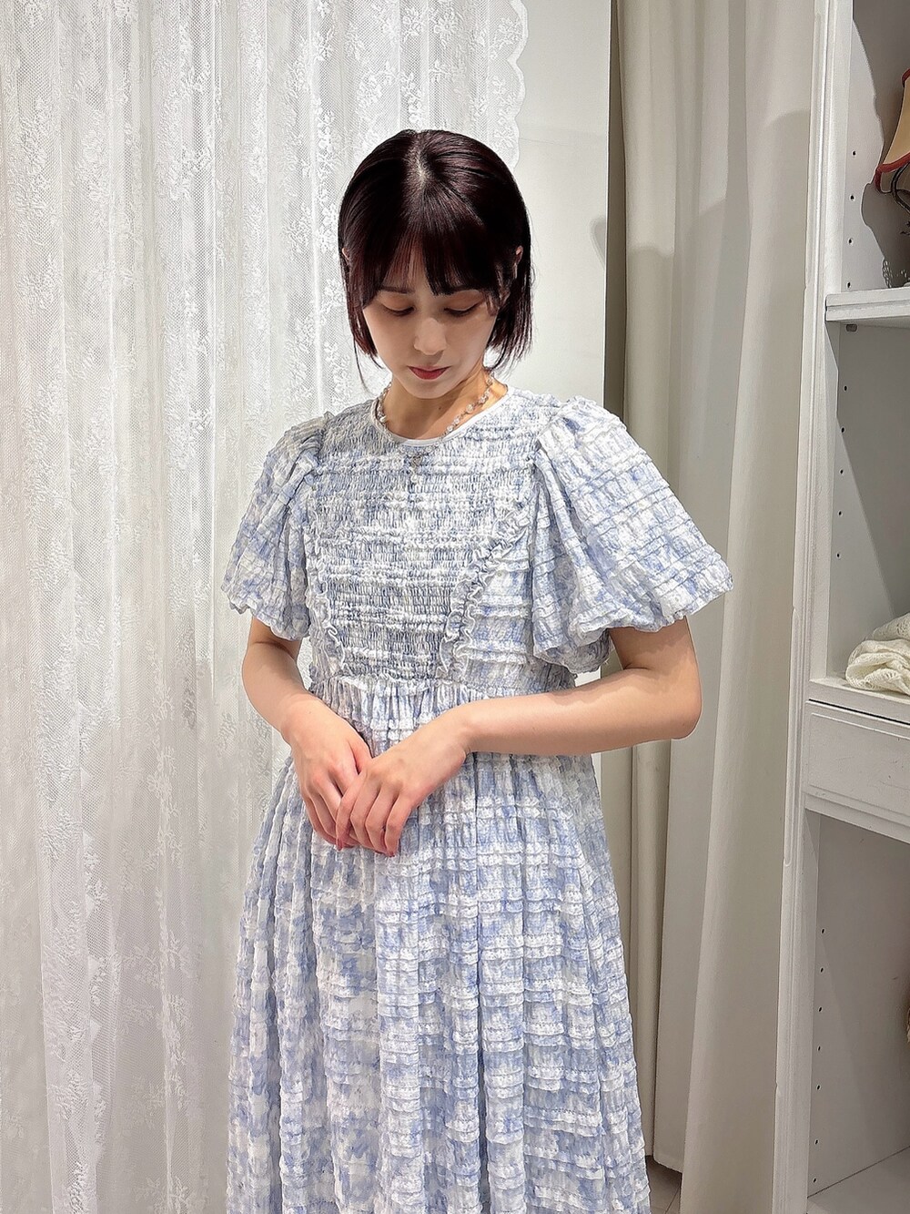 ブルー系のワンピース、ブルー系のパンプス、グレー系のスウェットパンツを着用したレディースの夏コーディネートの3枚目の写真