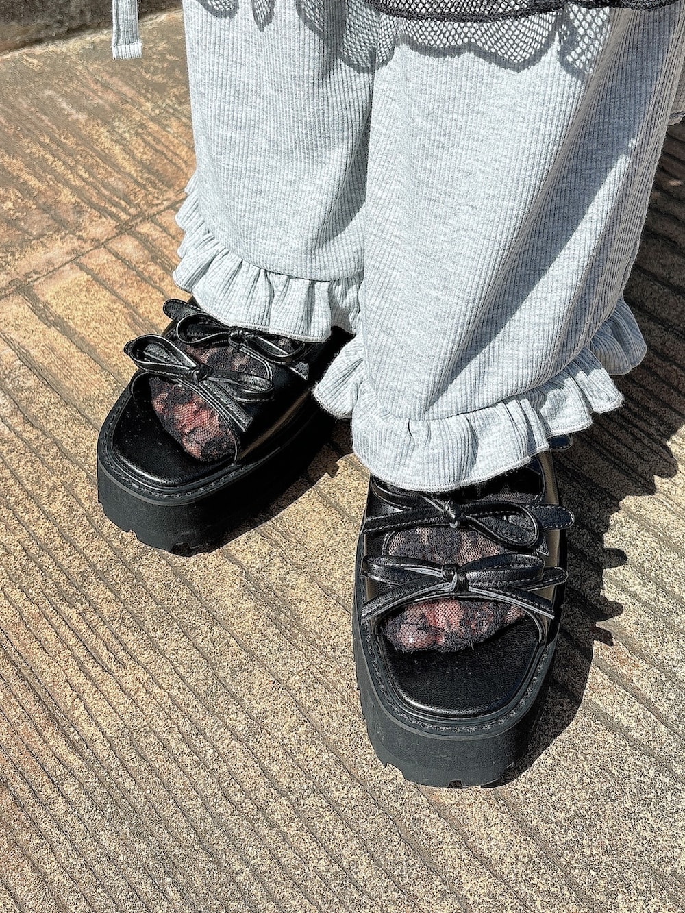 ブラック系のワンピース、ブラック系のシャツ/ブラウス、グレー系のスウェットパンツを着用したレディースの春コーディネートの8枚目の写真