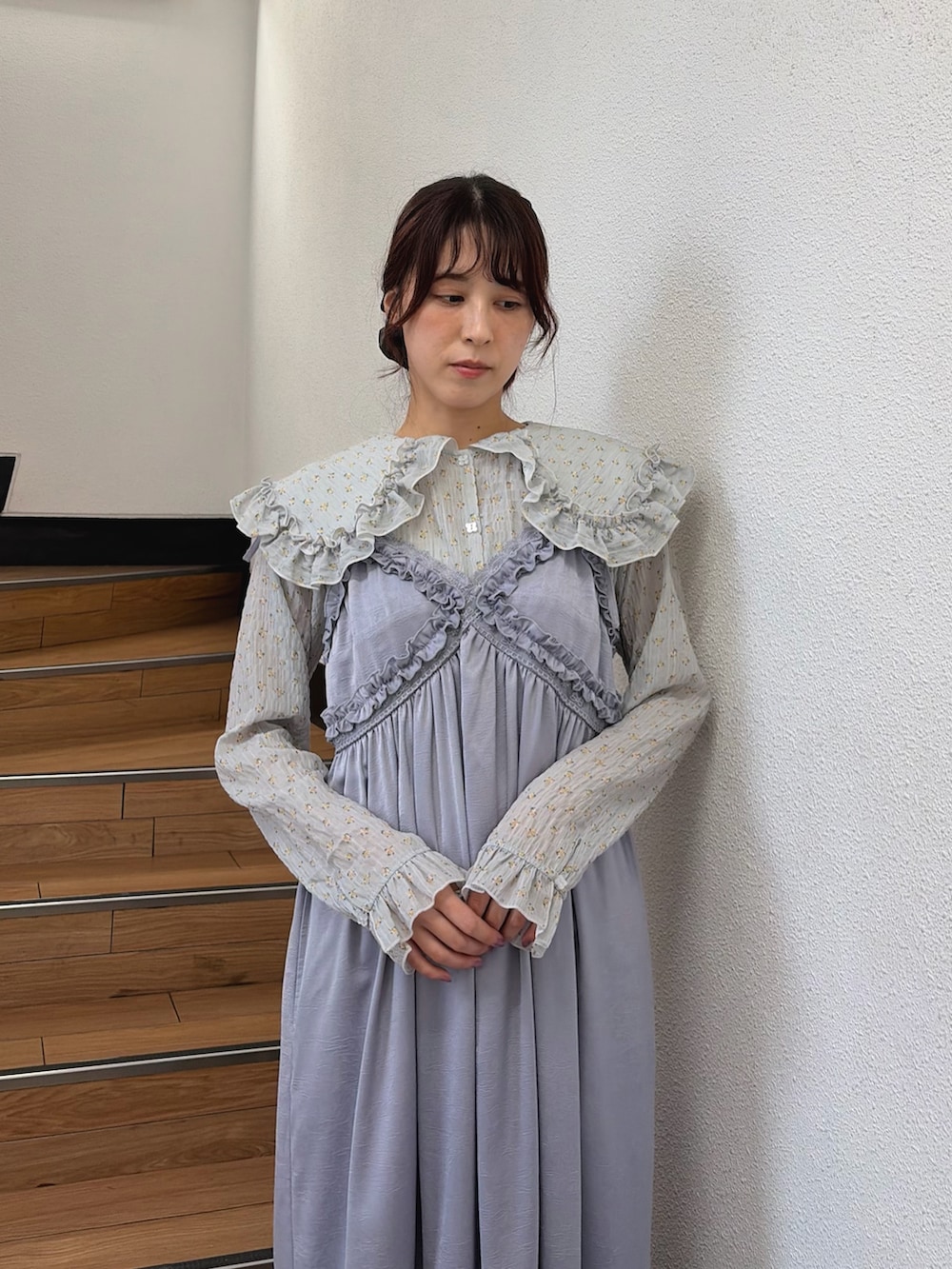 ブルー系のシャツ/ブラウス、ブルー系のワンピース、ホワイト系のハンドバッグを着用したレディースの夏コーディネートの4枚目の写真