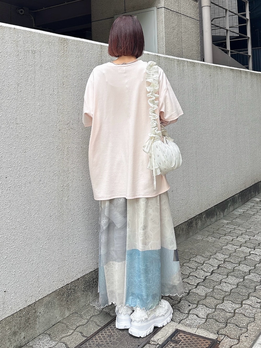 ピンク系のTシャツ/カットソー、ベージュ系のTシャツ/カットソー、グリーン系のスカートを着用したレディースの夏コーディネートの2枚目の写真