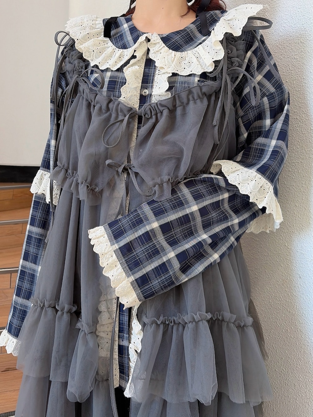 ブルー系のシャツ/ブラウス、グレー系のワンピース、ブラック系のカーゴパンツを着用したレディースの春コーディネートの5枚目の写真