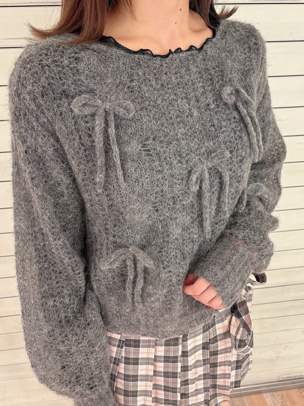 グレー系のニット/セーター、ブラック系のTシャツ/カットソー、ピンク系のスラックスを着用したレディースの秋コーディネートの5枚目の写真