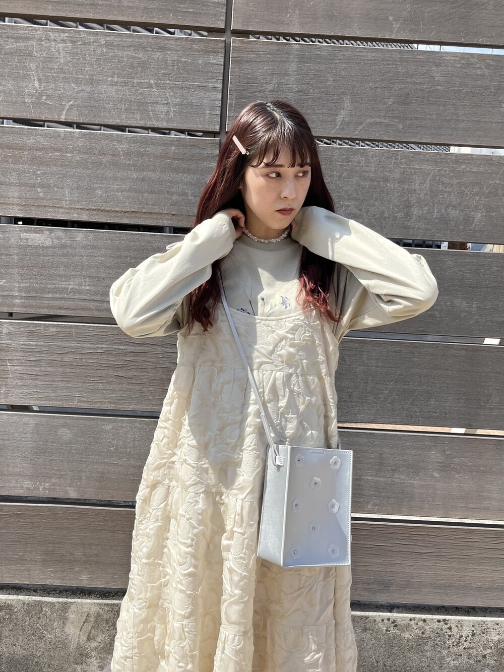 ベージュ系のTシャツ/カットソー、ベージュ系のワンピース、ピンク系のパンプスを着用したレディースの春コーディネートの3枚目の写真