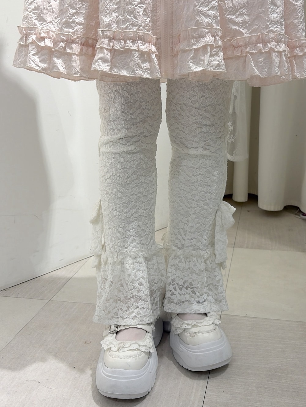 ホワイト系のその他パンツ、ホワイト系のショルダーバッグ、ピンク系のワンピースを着用したレディースの夏コーディネートの6枚目の写真