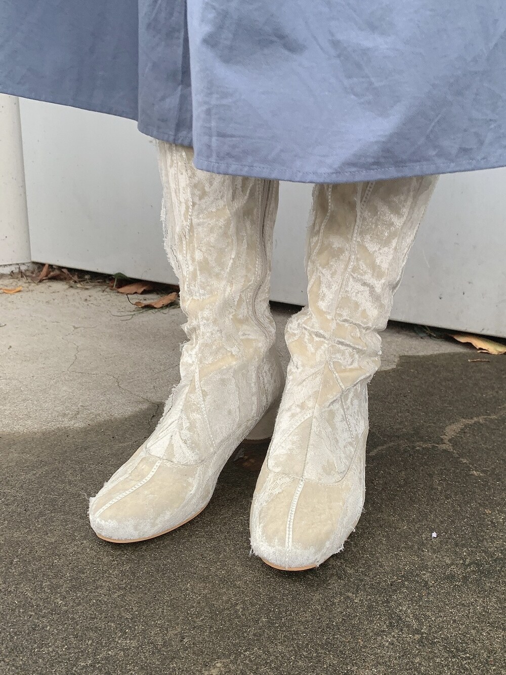 ブルー系のワンピース、ホワイト系のカーディガン/ボレロ、ホワイト系のハットを着用したレディースの秋コーディネートの3枚目の写真