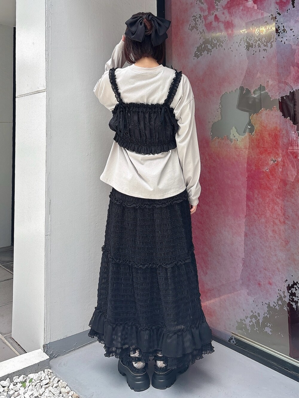 グレー系のTシャツ/カットソー、ブラック系のシャツ/ブラウス、ブラック系のスカートを着用したレディースの夏コーディネートの2枚目の写真