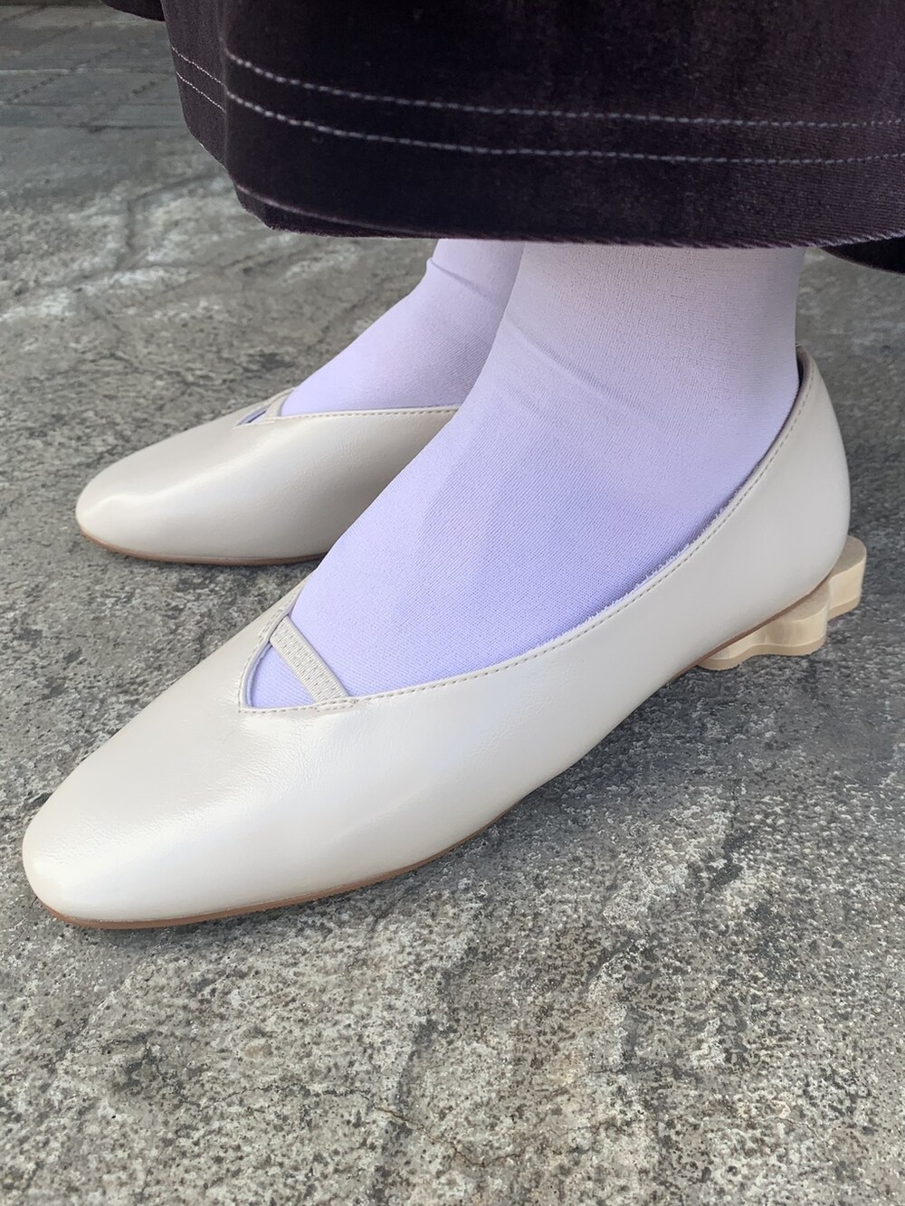 ホワイト系のパンプス、ブラック系のその他アウター、ホワイト系のニット/セーターを着用したレディースの秋コーディネートの3枚目の写真