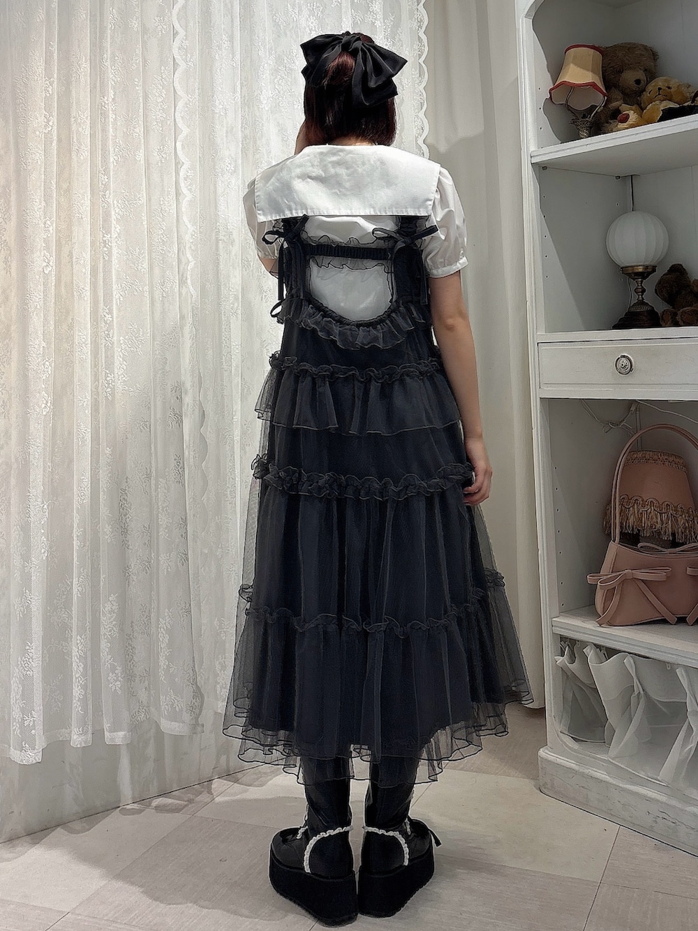 グレー系のワンピース、ホワイト系のシャツ/ブラウス、ブラック系のブーツを着用したレディースの夏コーディネートの2枚目の写真