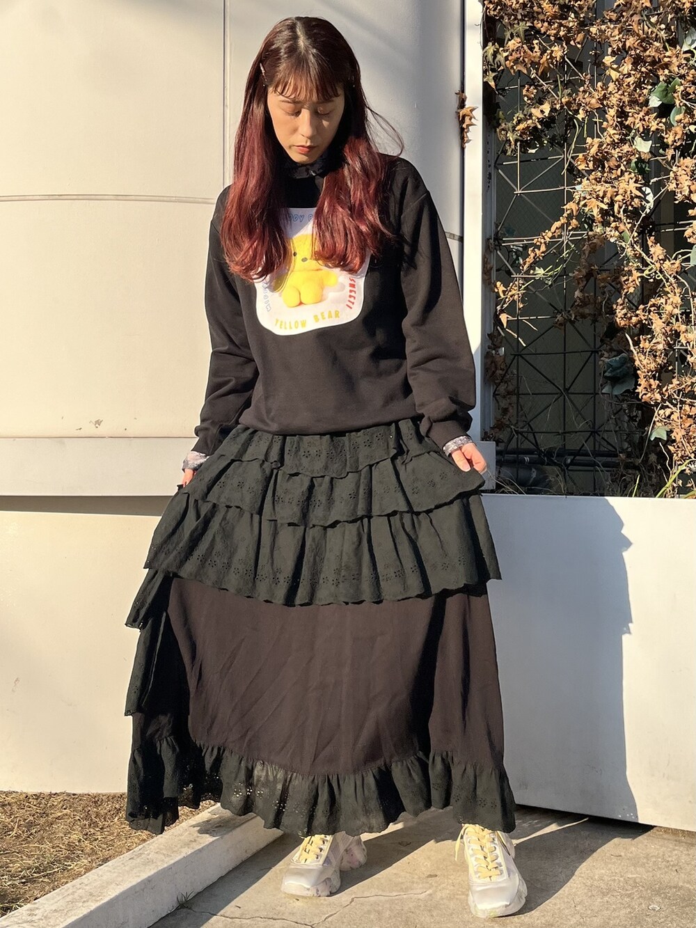ホワイト系のスニーカー、ブラック系のスウェット、ブルー系のTシャツ/カットソーを着用したレディースの冬コーディネートの2枚目の写真