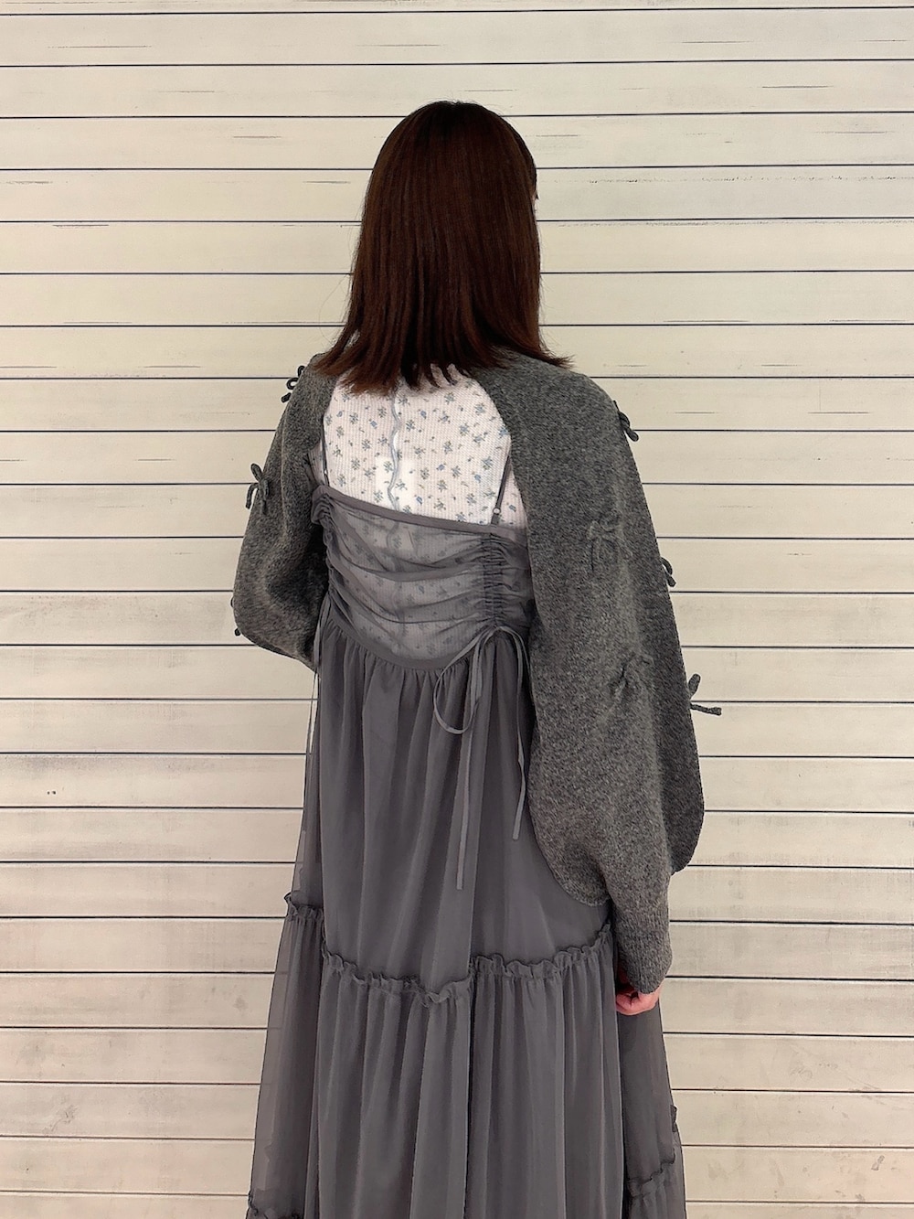 グレー系のワンピース、ブラック系のバレエシューズ、グレー系のカーディガン/ボレロを着用したレディースの秋コーディネートの4枚目の写真