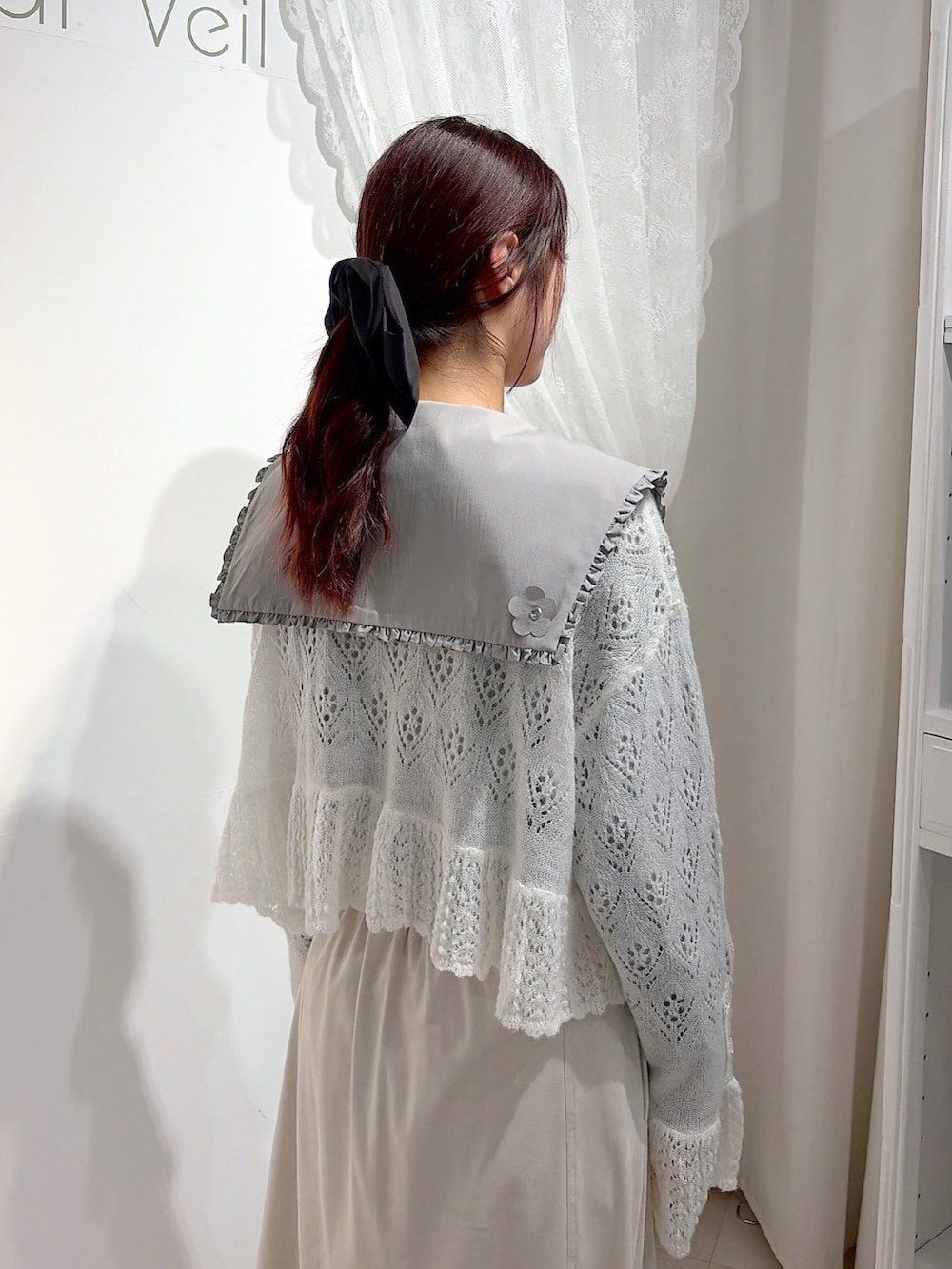 グレー系のシャツ/ブラウス、ホワイト系のカーディガン/ボレロ、ホワイト系のスカートを着用したレディースの秋コーディネートの5枚目の写真