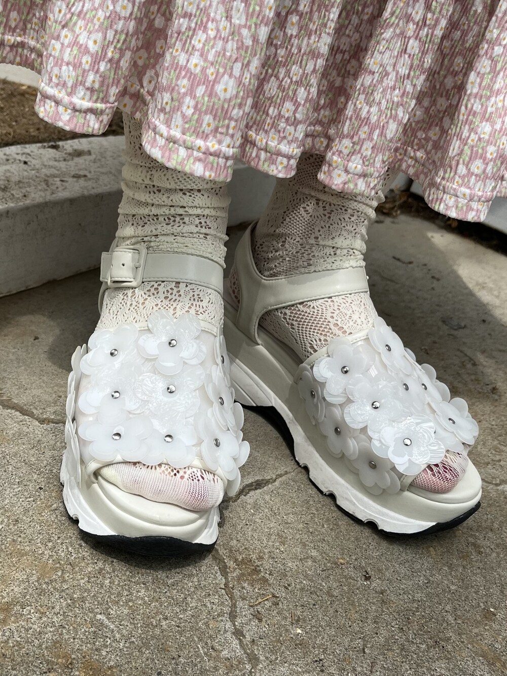 ホワイト系のサンダル、ピンク系のシャツ/ブラウス、ピンク系のスカートを着用したレディースの春コーディネートの4枚目の写真