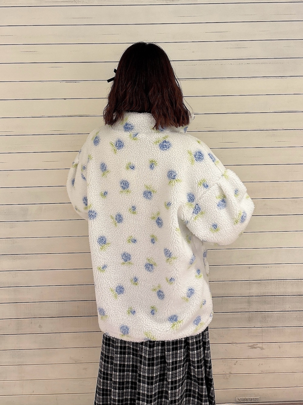 ホワイト系のニット/セーター、ブルー系のブルゾン、ホワイト系のニット/セーターを着用したレディースの冬コーディネートの4枚目の写真