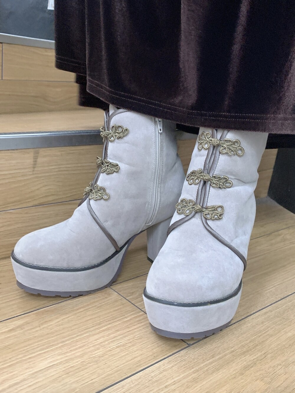 ホワイト系のニット/セーター、ブラウン系のスカート、ホワイト系のトートバッグを着用したレディースの秋コーディネートの4枚目の写真