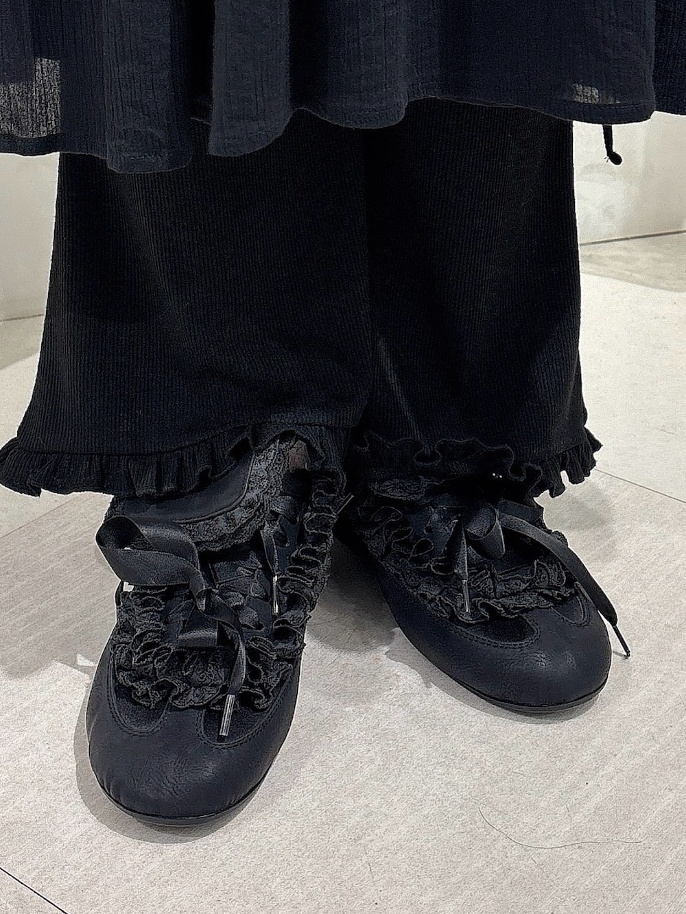 ブラック系のカーディガン/ボレロ、ブラック系のワンピース、ブラック系のスウェットパンツを着用したレディースの春コーディネートの6枚目の写真