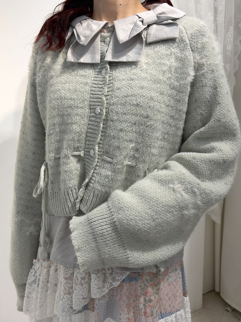 グリーン系のカーディガン/ボレロ、グレー系のシャツ/ブラウス、ピンク系のハンドバッグを着用したレディースの夏コーディネートの5枚目の写真