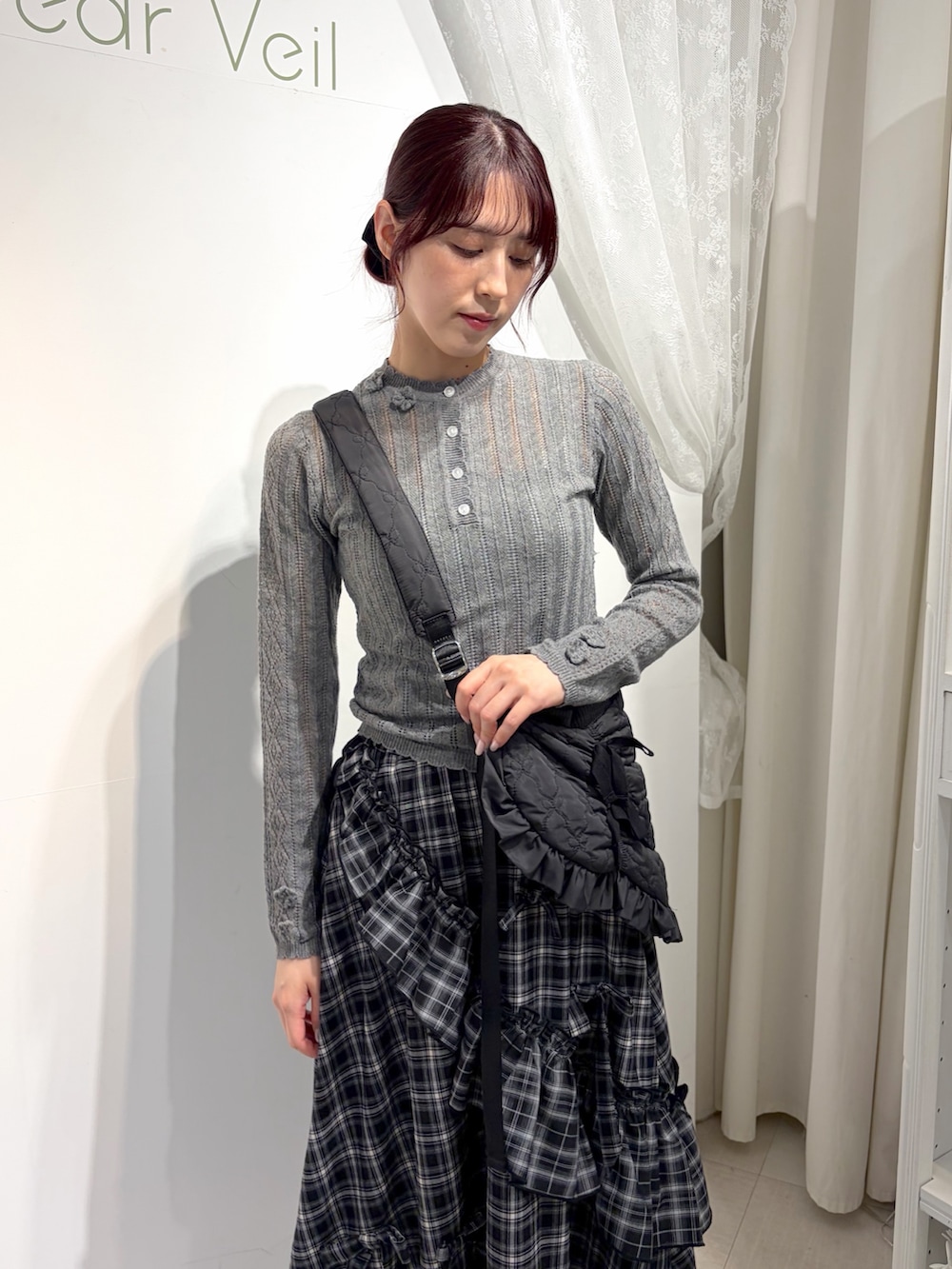 グレー系のニット/セーター、ブラック系のスカート、ブルー系のバレエシューズを着用したレディースの夏コーディネートの3枚目の写真