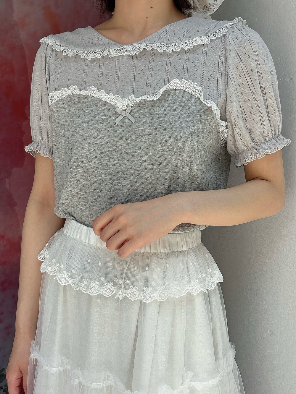 グレー系のTシャツ/カットソー、ホワイト系のスカート、ホワイト系のスカートを着用したレディースの春コーディネートの5枚目の写真