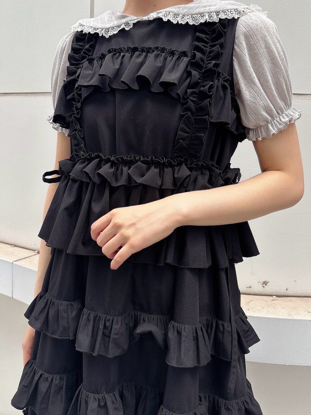 ブラック系のワンピース、グレー系のTシャツ/カットソー、ブラック系のサンダルを着用したレディースの夏コーディネートの5枚目の写真