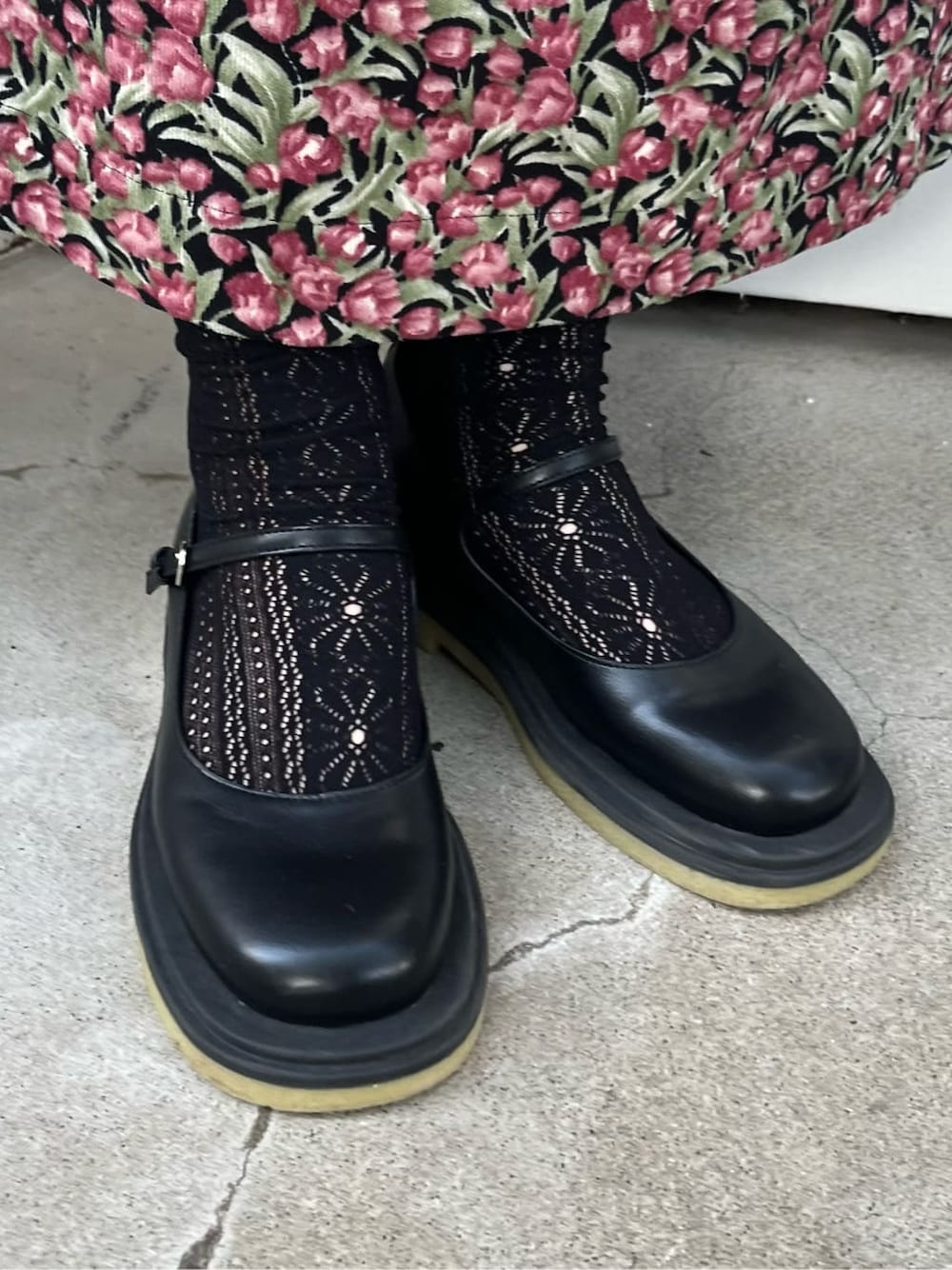パープル系のワンピース、ブラック系のパンプス、ブラック系のパンプスを着用したレディースの秋コーディネートの3枚目の写真