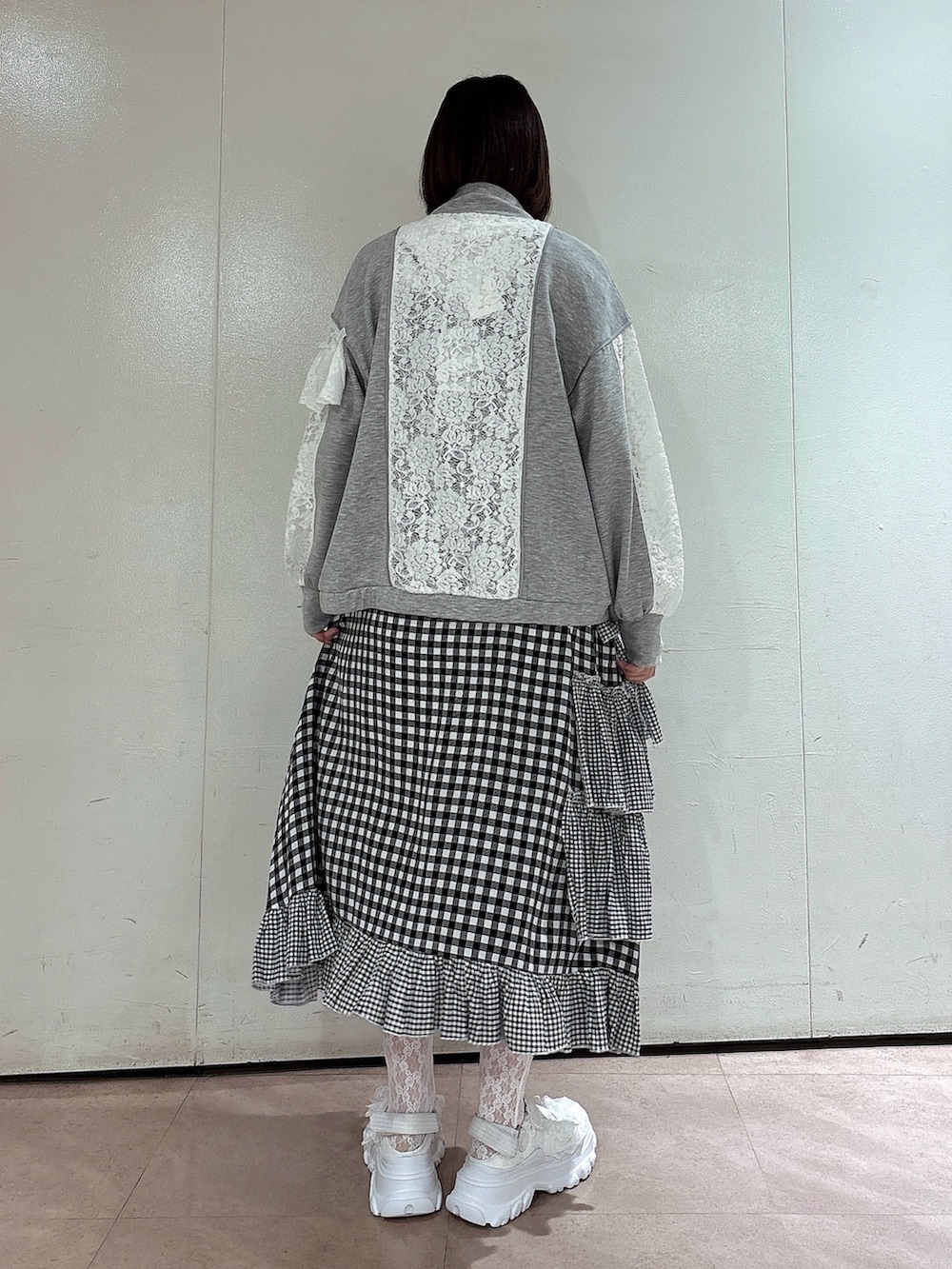 その他のワンピース、グレー系のジャージ、ホワイト系のTシャツ/カットソーを着用したレディースの春コーディネートの2枚目の写真