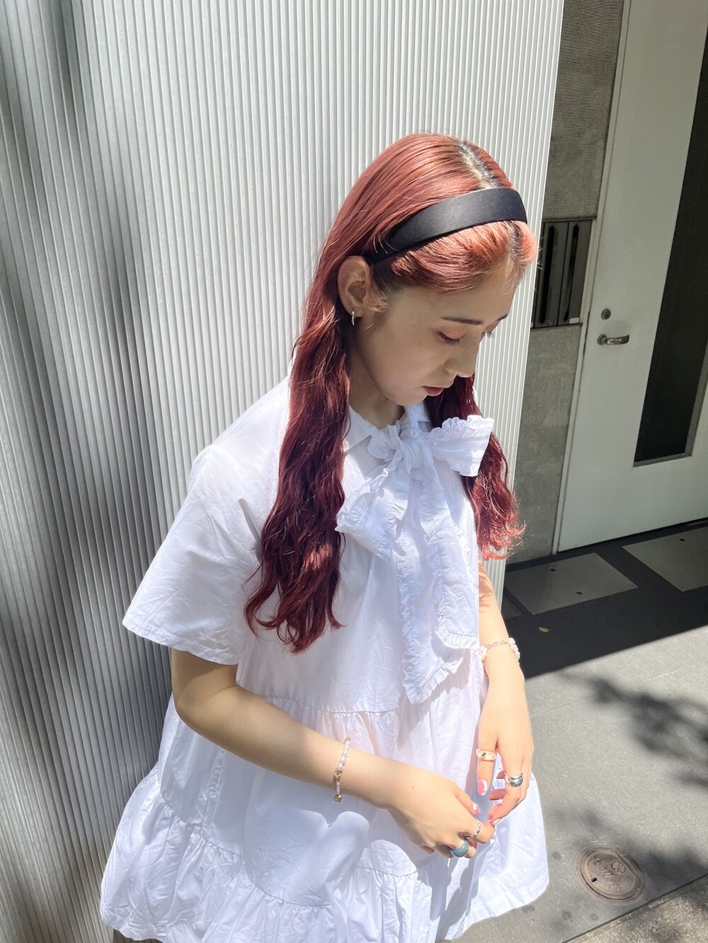 ブラック系のサンダル、ホワイト系のその他パンツ、ホワイト系のトートバッグを着用したレディースの夏コーディネートの3枚目の写真