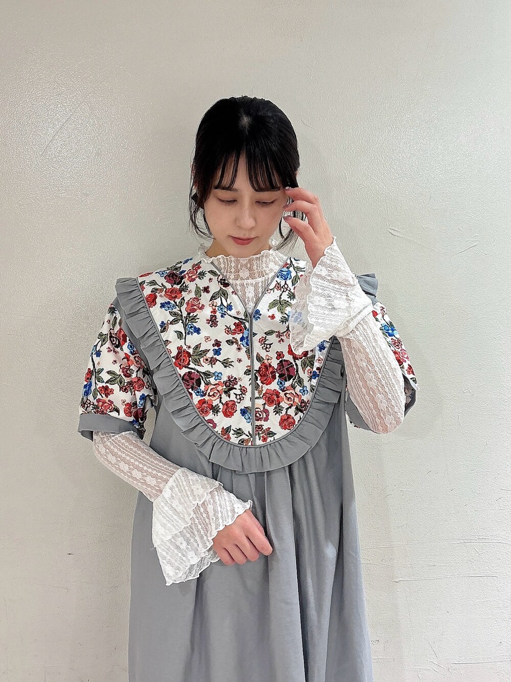 グレー系のワンピース、ホワイト系のTシャツ/カットソー、ホワイト系のローファーを着用したレディースの春コーディネートの3枚目の写真
