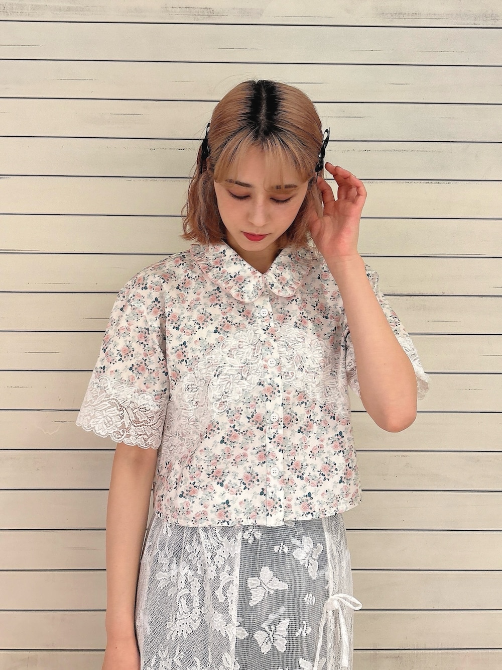 ピンク系のシャツ/ブラウス、ホワイト系のスカート、ブルー系のデニムパンツを着用したレディースの春コーディネートの3枚目の写真