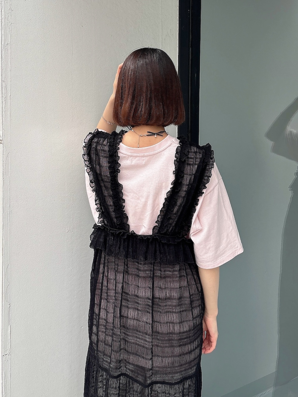 ブラック系のワンピース、ピンク系のTシャツ/カットソー、その他のデニムパンツを着用したレディースの春コーディネートの4枚目の写真
