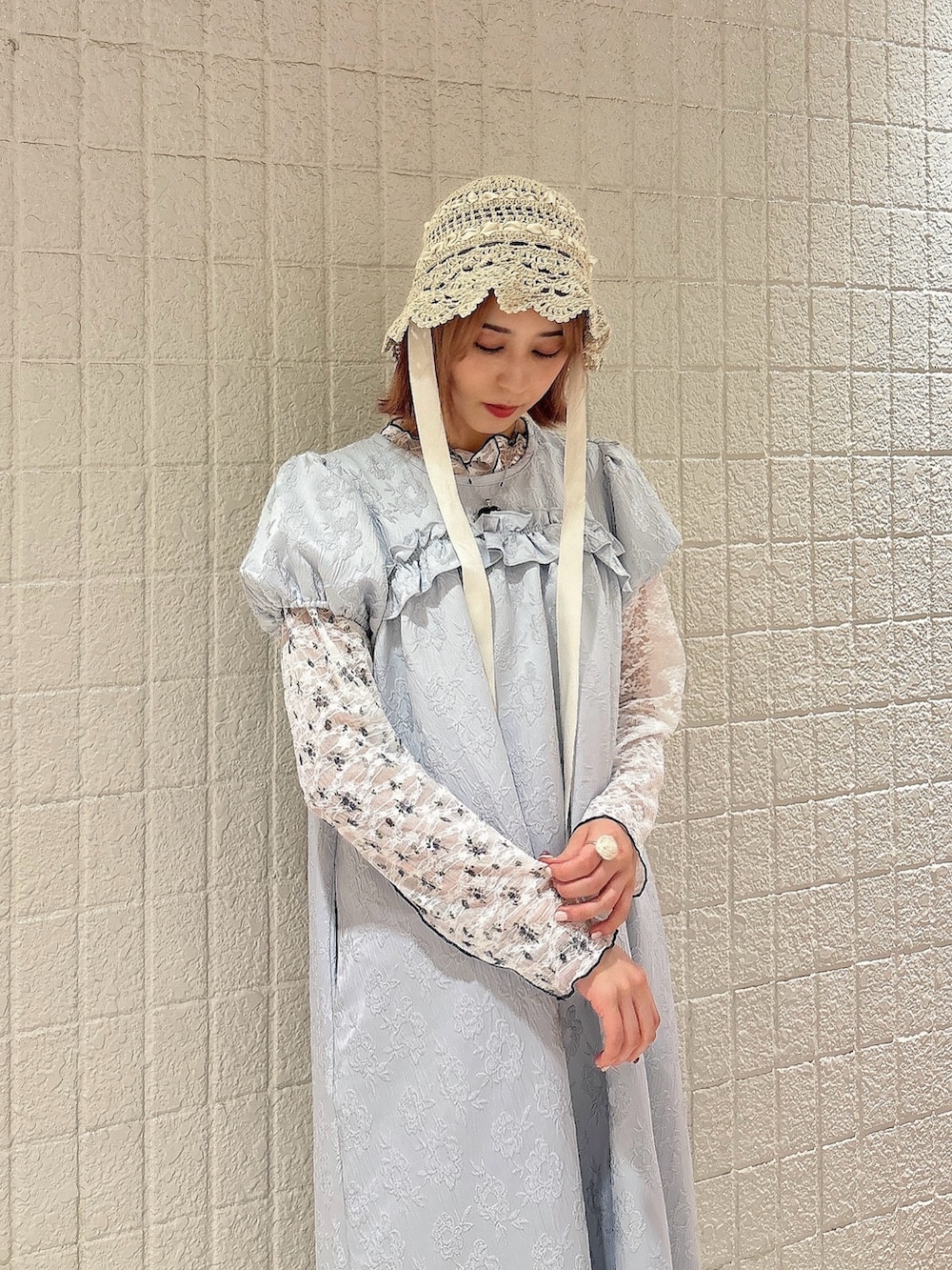 ブルー系のワンピース、ホワイト系のTシャツ/カットソー、ホワイト系のサンダルを着用したレディースの春コーディネートの3枚目の写真