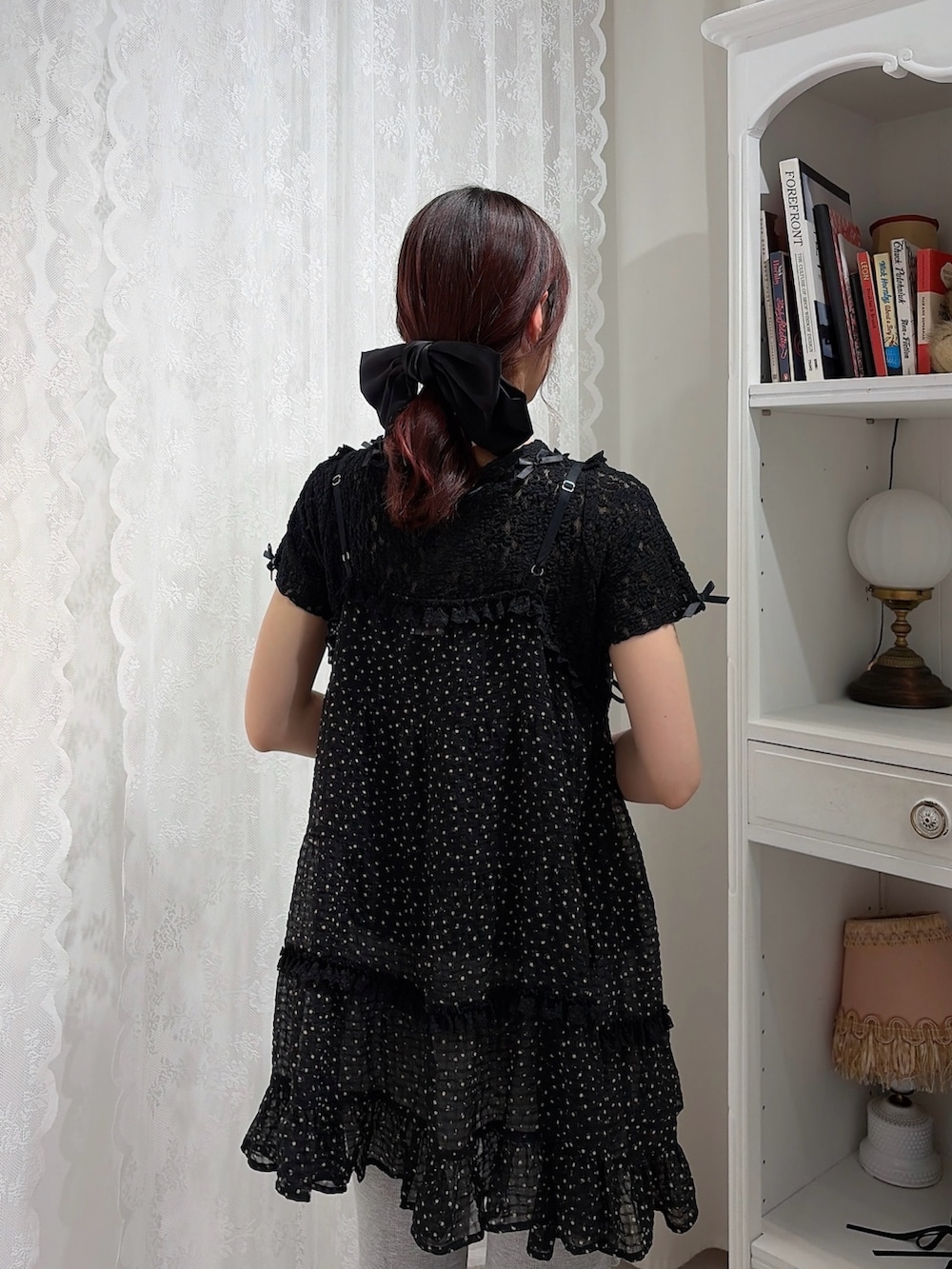 ブラック系のTシャツ/カットソー、ブラック系のワンピース、グレー系のその他パンツを着用したレディースの春コーディネートの4枚目の写真