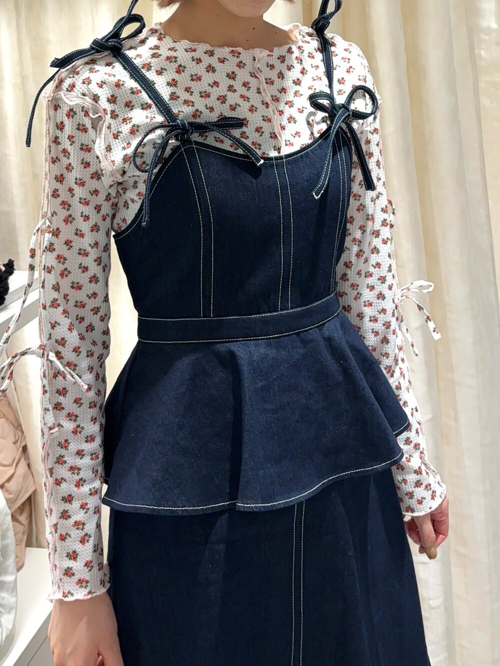 ブルー系のワンピース、ブラック系のパンプス、ピンク系のTシャツ/カットソーを着用したレディースの春コーディネートの3枚目の写真