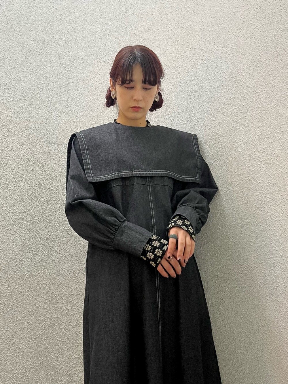 ブラック系のワンピース、ピンク系のパンプス、ブラック系のTシャツ/カットソーを着用したレディースの冬コーディネートの2枚目の写真