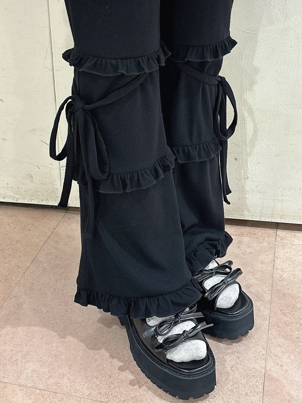 ブラック系のスカート、ブラック系のスウェットパンツ、ブラック系のサンダルを着用したレディースの夏コーディネートの6枚目の写真