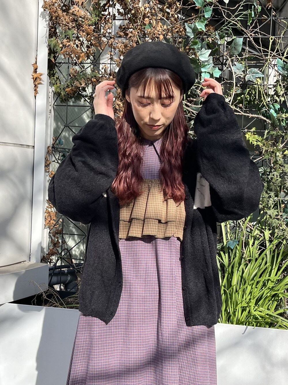 ブルー系のワンピース、ブラック系のブーツ、ブラック系のカーディガン/ボレロを着用したレディースの冬コーディネートの2枚目の写真