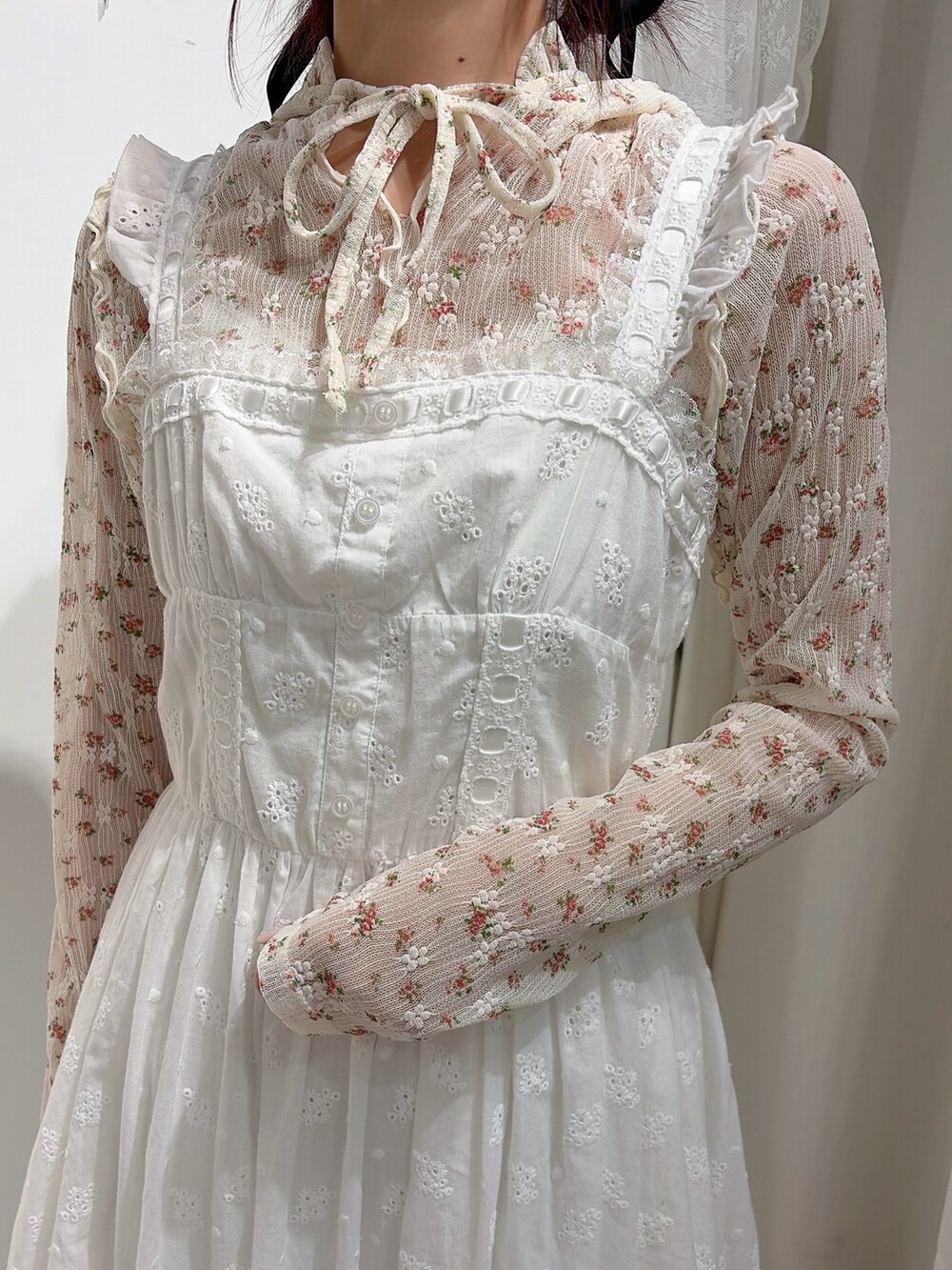 ホワイト系のTシャツ/カットソー、ホワイト系のワンピース、グレー系のスウェットパンツを着用したレディースの冬コーディネートの5枚目の写真