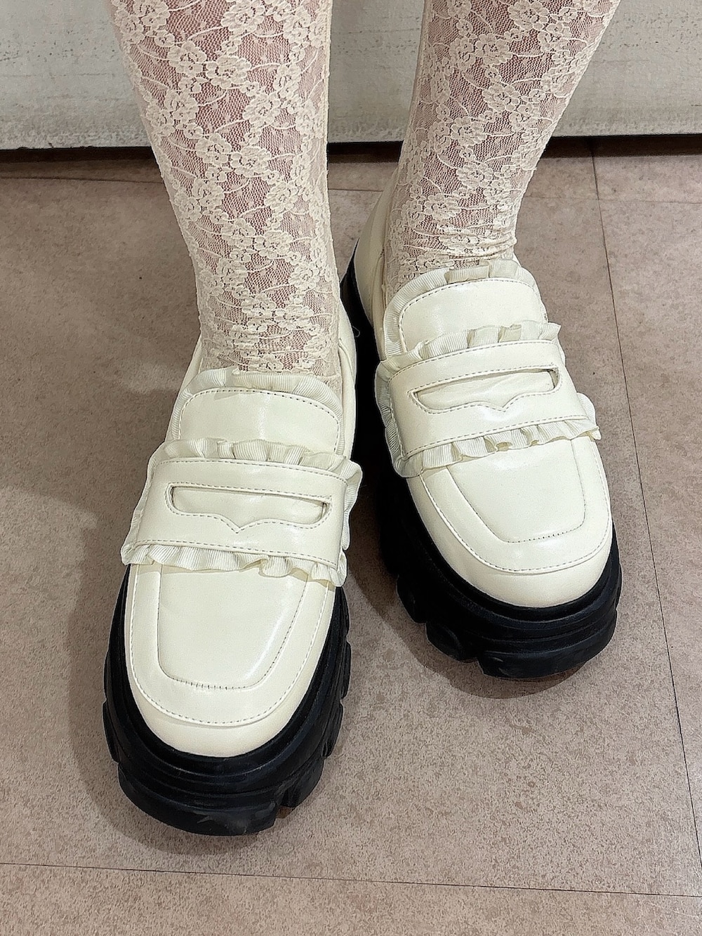 ホワイト系のワンピース、ホワイト系のローファー、ブルー系のダウンジャケット/コートを着用したレディースの冬コーディネートの8枚目の写真