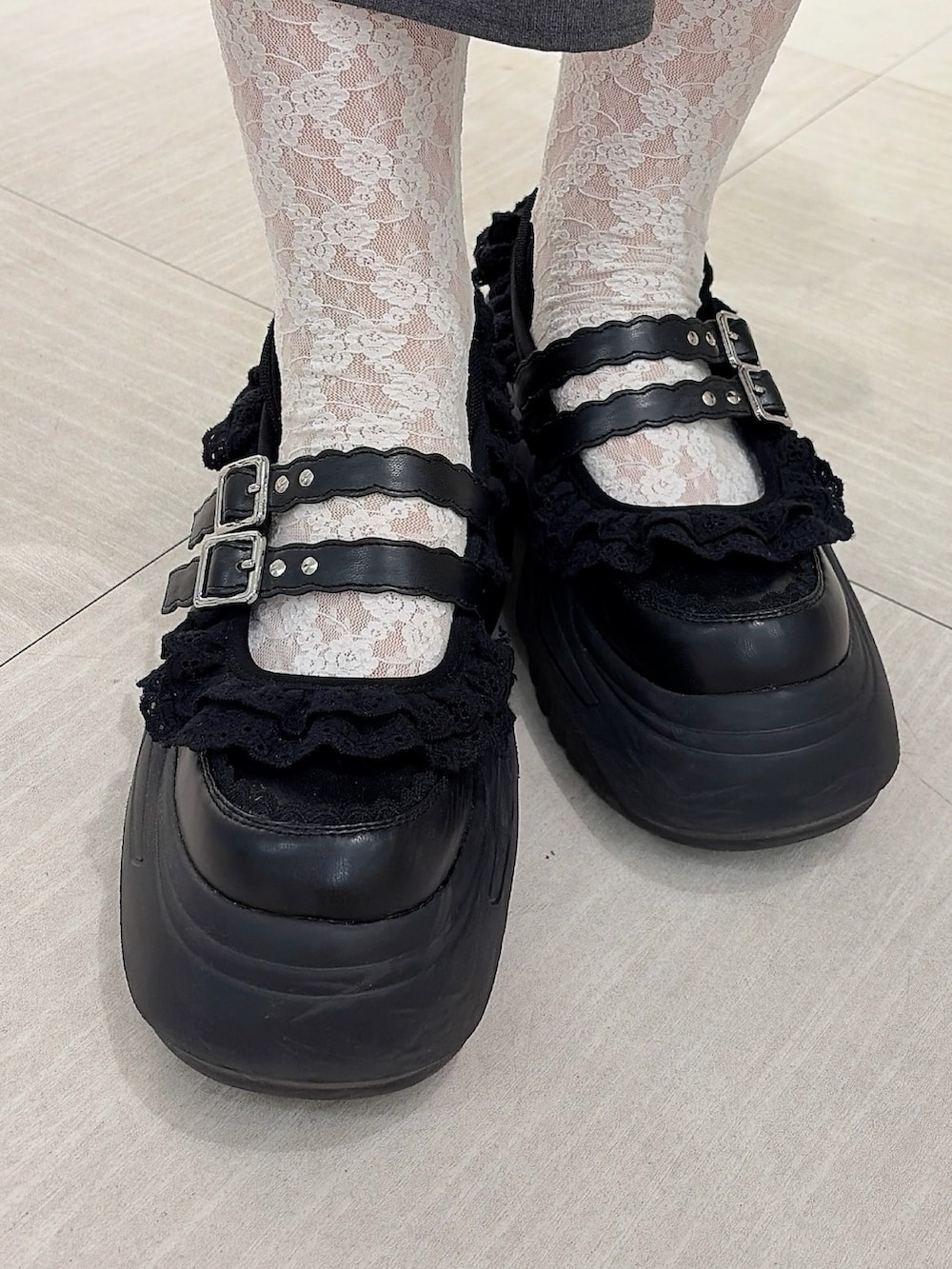 グレー系のワンピース、ホワイト系のTシャツ/カットソー、ブラック系のスニーカーを着用したレディースの春コーディネートの7枚目の写真