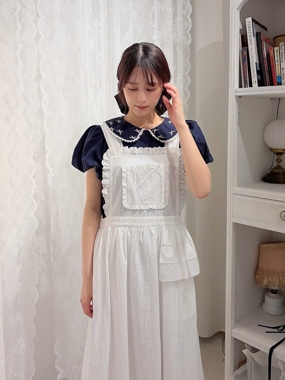 ブルー系のシャツ/ブラウス、ホワイト系のワンピース、グレー系のその他パンツを着用したレディースの春コーディネートの3枚目の写真