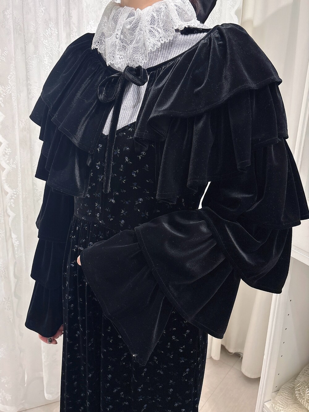 その他のワンピース、ブラック系のカーディガン/ボレロ、グレー系のニット/セーターを着用したレディースの秋コーディネートの5枚目の写真
