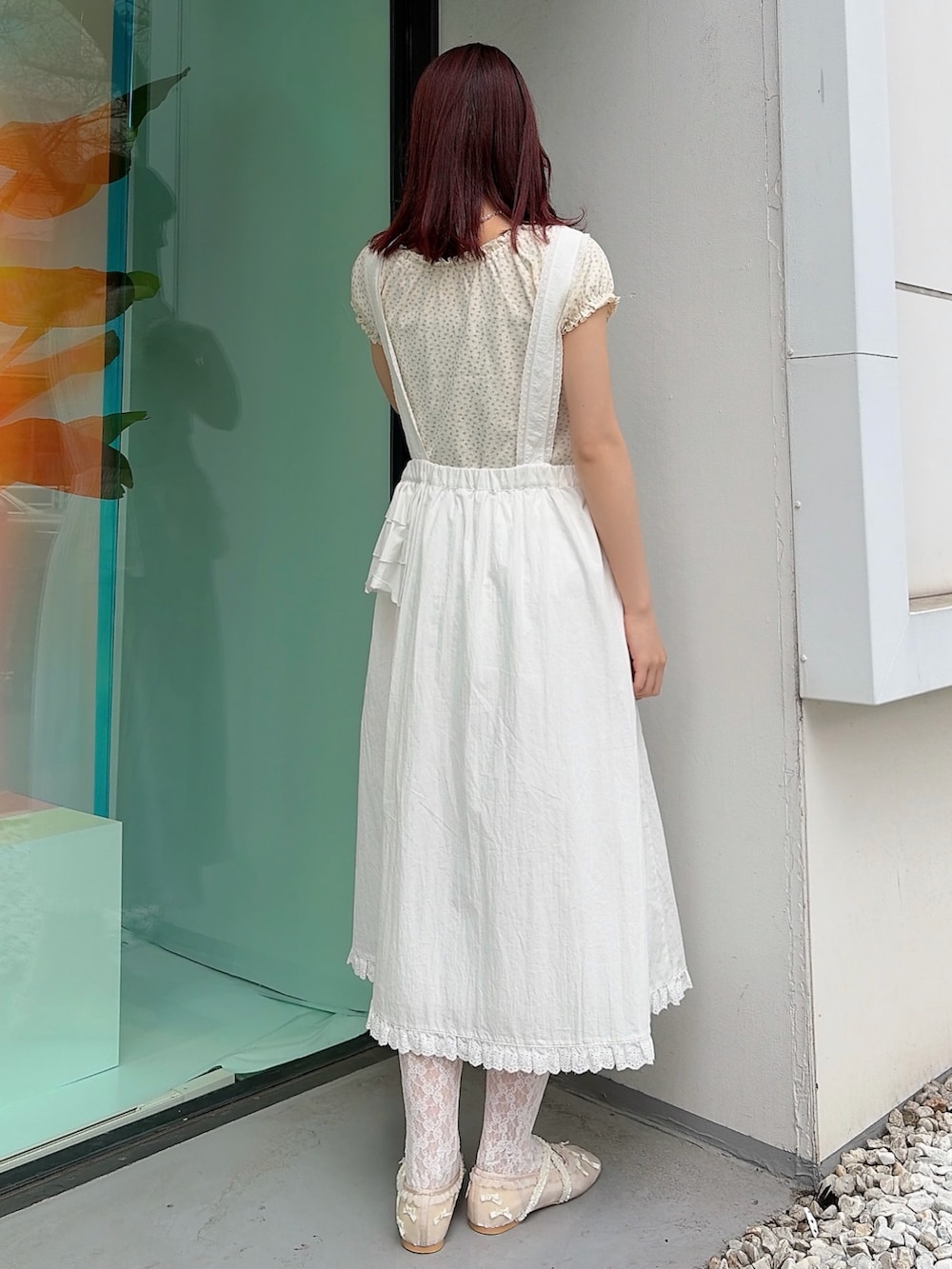 ホワイト系のTシャツ/カットソー、ホワイト系のワンピース、ホワイト系のバレエシューズを着用したレディースの春コーディネートの2枚目の写真