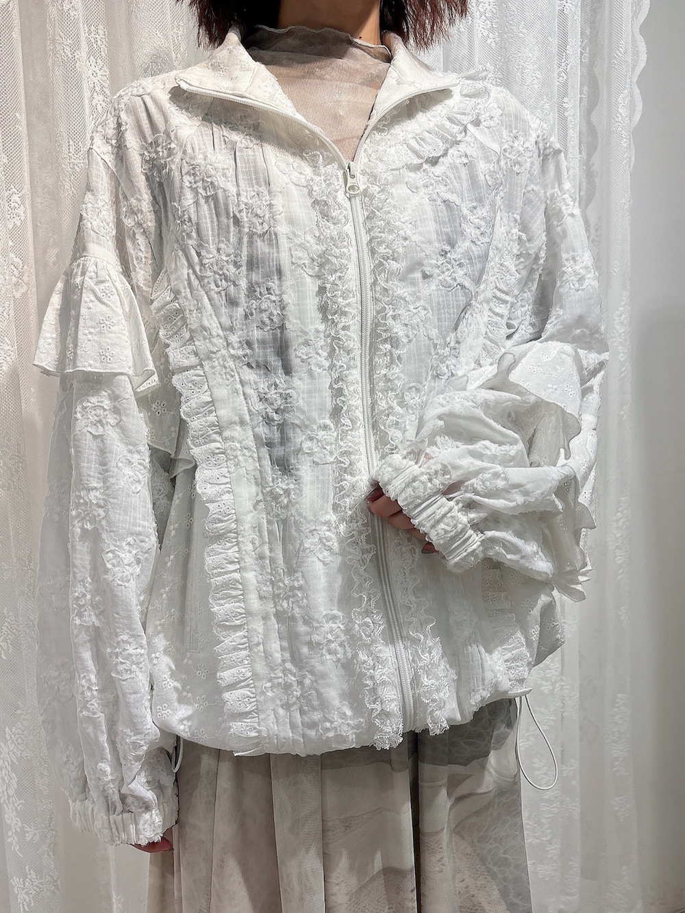 ホワイト系のブルゾン、グリーン系のTシャツ/カットソー、グリーン系のスカートを着用したレディースの春コーディネートの5枚目の写真