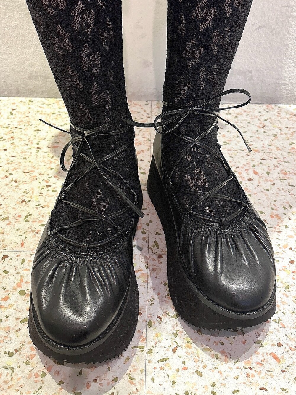 グレー系のワンピース、ブラック系のショルダーバッグ、ブラック系のシャツ/ブラウスを着用したレディースの春コーディネートの8枚目の写真