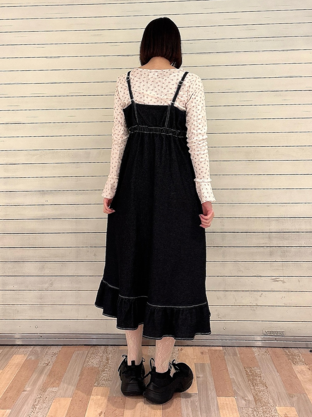 「高身長コーデ、リボン、デニム、大人ガーリー、カジュアルガーリー、デニムワンピース、キャミワンピ、リボンワンピース、花柄トップス、メロートップス、厚底シューズ、厚底スニーカー」｜「merry jennyのBIGリボンデニムキャミワンピース（ワンピース、ブラック系）」を使った、nanakaさん（骨格ウェーブ・レディース・163cm）の冬コーディネートの2枚目の写真