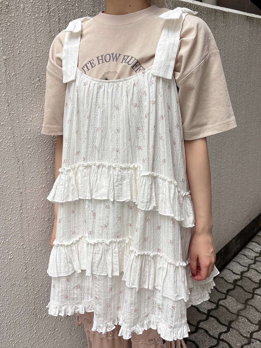 ピンク系のワンピース、ピンク系のスウェットパンツ、ホワイト系のサンダルを着用したレディースの夏コーディネートの6枚目の写真