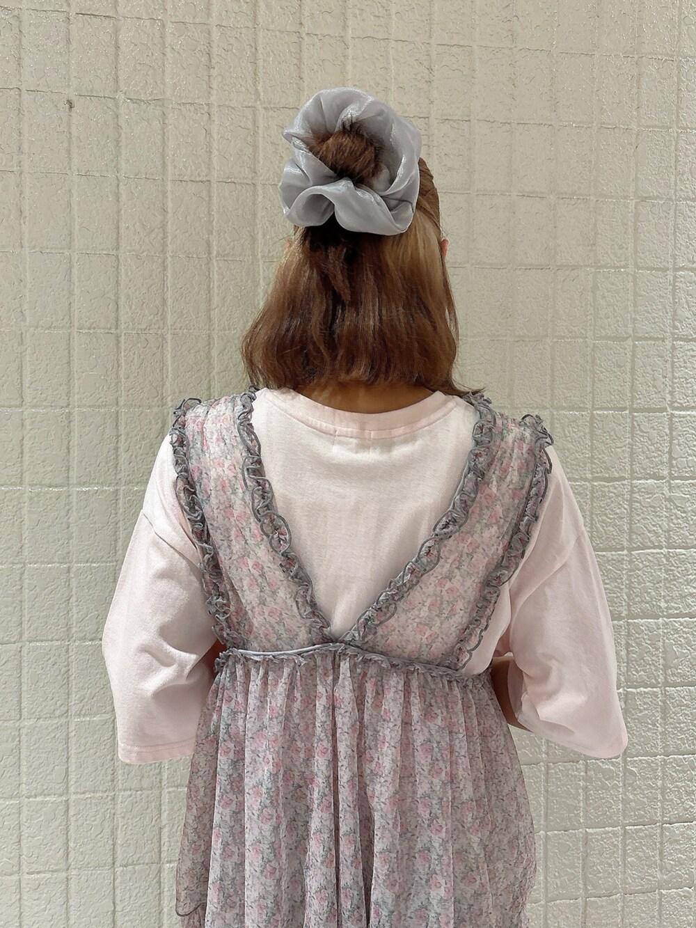 ピンク系のワンピース、ブルー系のデニムパンツ、ブルー系のサンダルを着用したレディースの夏コーディネートの4枚目の写真