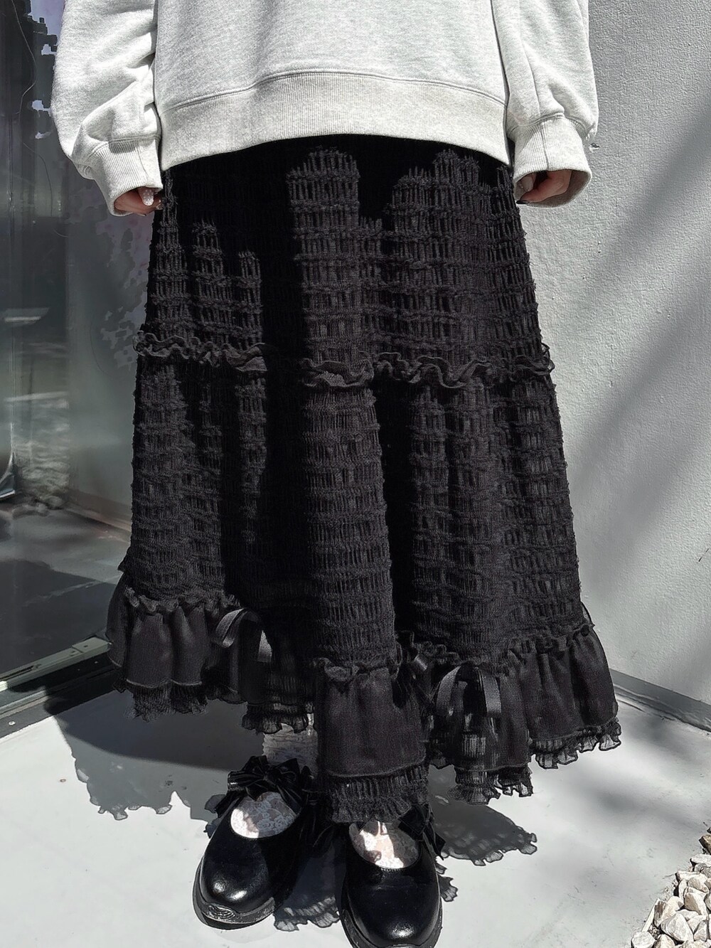 ブラック系のシャツ/ブラウス、グレー系のスウェット、ブラック系のスカートを着用したレディースの夏コーディネートの7枚目の写真