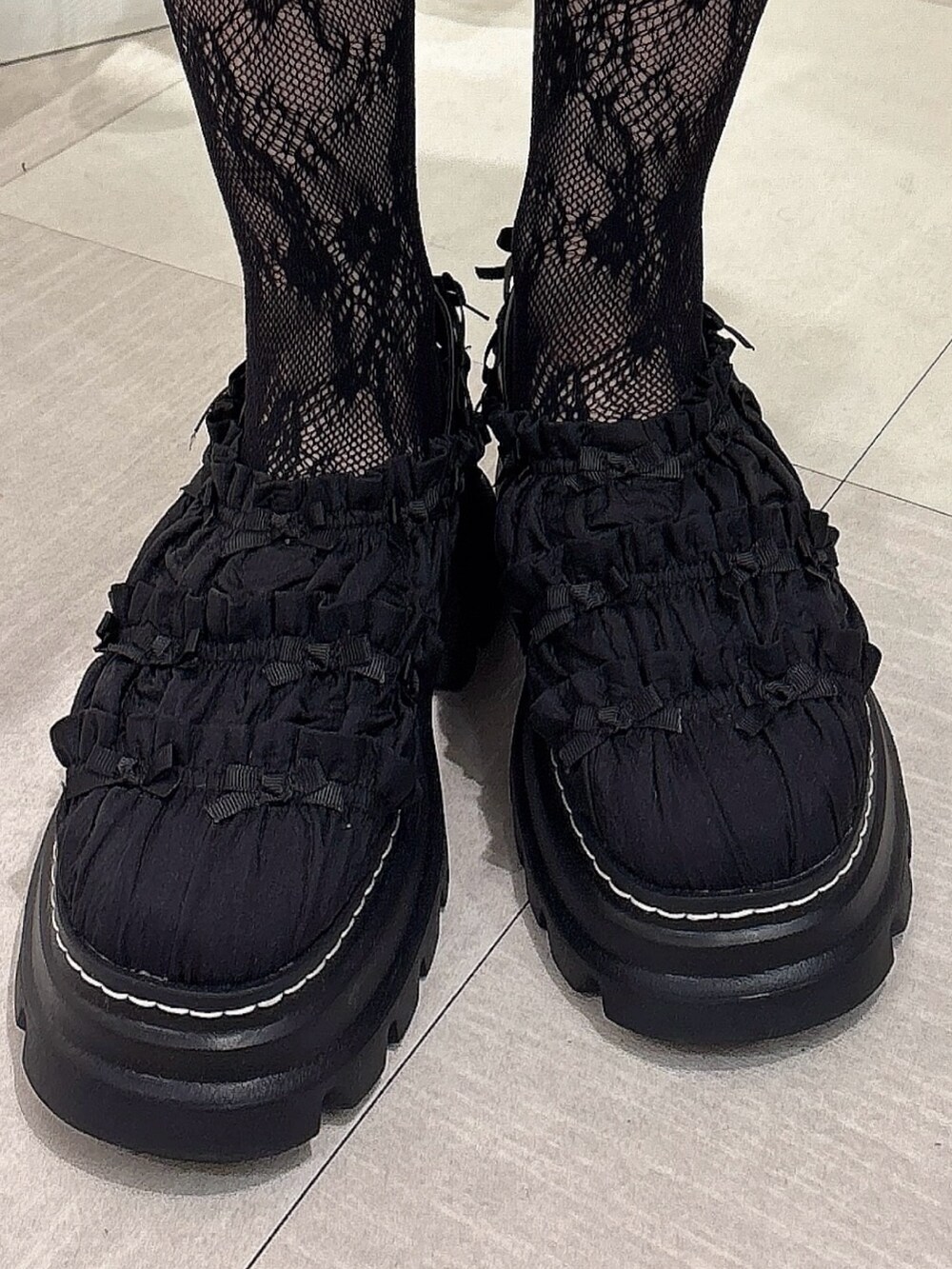 ブラック系のワンピース、ブラック系のサンダル、レッド系のハンドバッグを着用したレディースの夏コーディネートの7枚目の写真