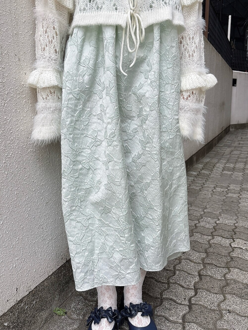 ホワイト系のカーディガン/ボレロ、ブルー系のワンピース、ブルー系のパンプスを着用したレディースの夏コーディネートの6枚目の写真