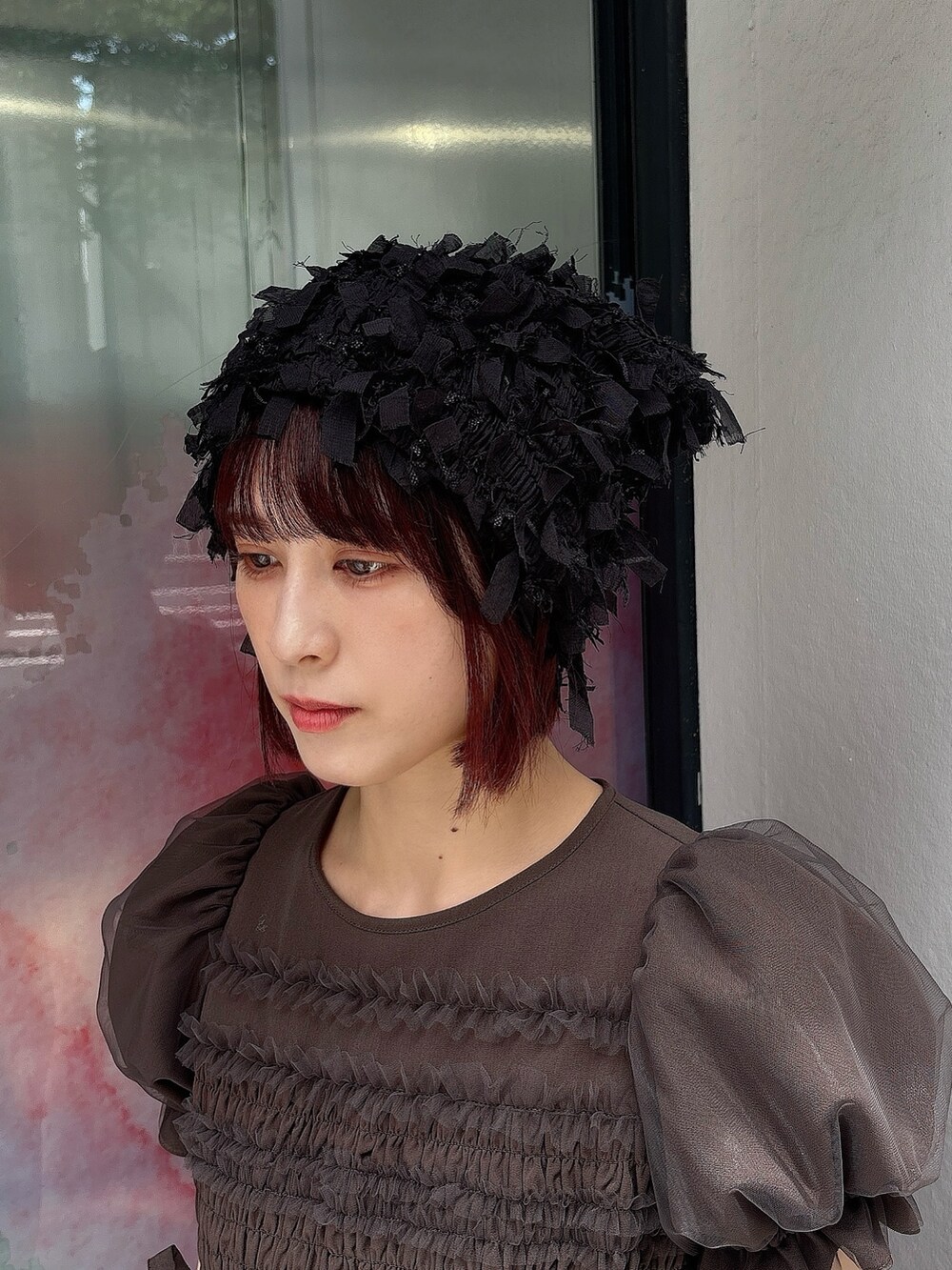 ブラウン系のワンピース、ブラウン系のブーツ、ブラック系のレギンス/スパッツを着用したレディースの夏コーディネートの8枚目の写真